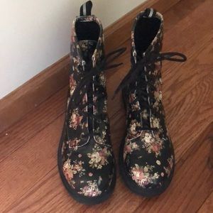 🔴SOLD🔴🎁FREE W PURCHASE🎁 Floral Combat Boots